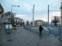  fontaine et lampadaires devant la gare